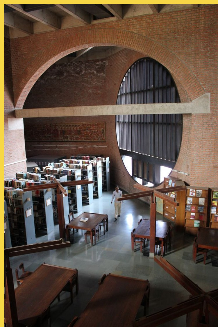 bioclimatique fluidite des espaces l'Indian Institute of Management à Ahmedabad par Kahn en 1974 : à l'intérieur de la bibliothèque