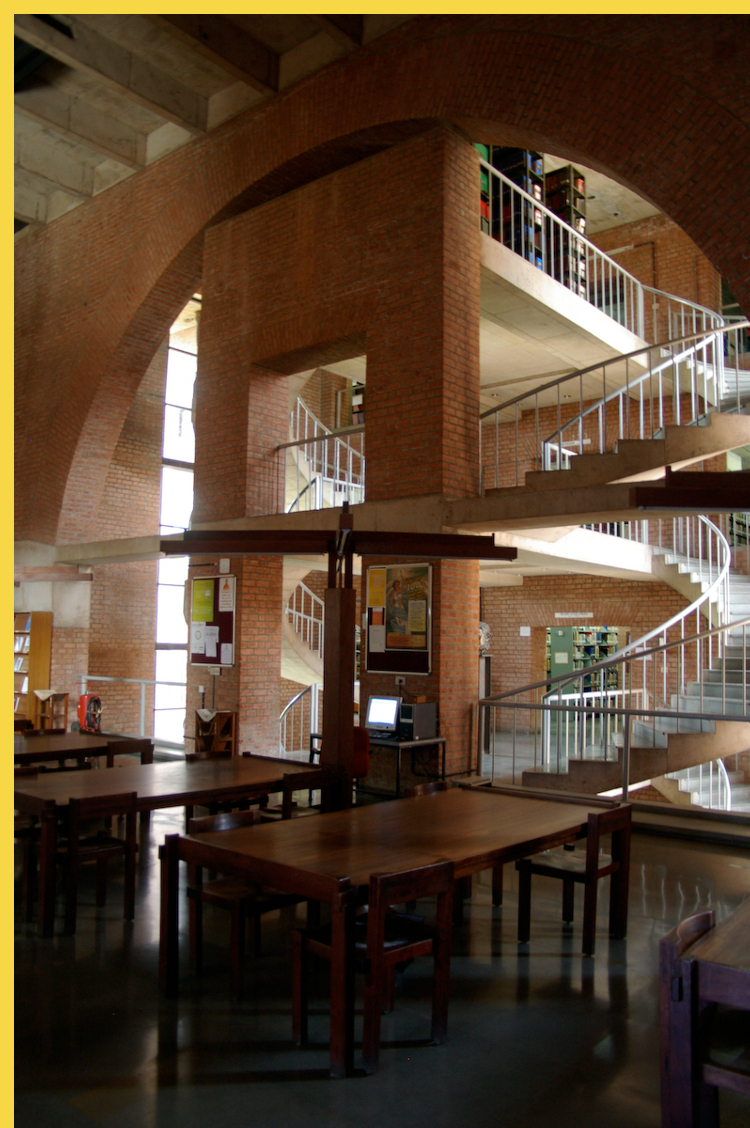 bioclimatique fluidite des espaces l'Indian Institute of Management à Ahmedabad par Kahn en 1974 : à l'intérieur de la bibliothèque