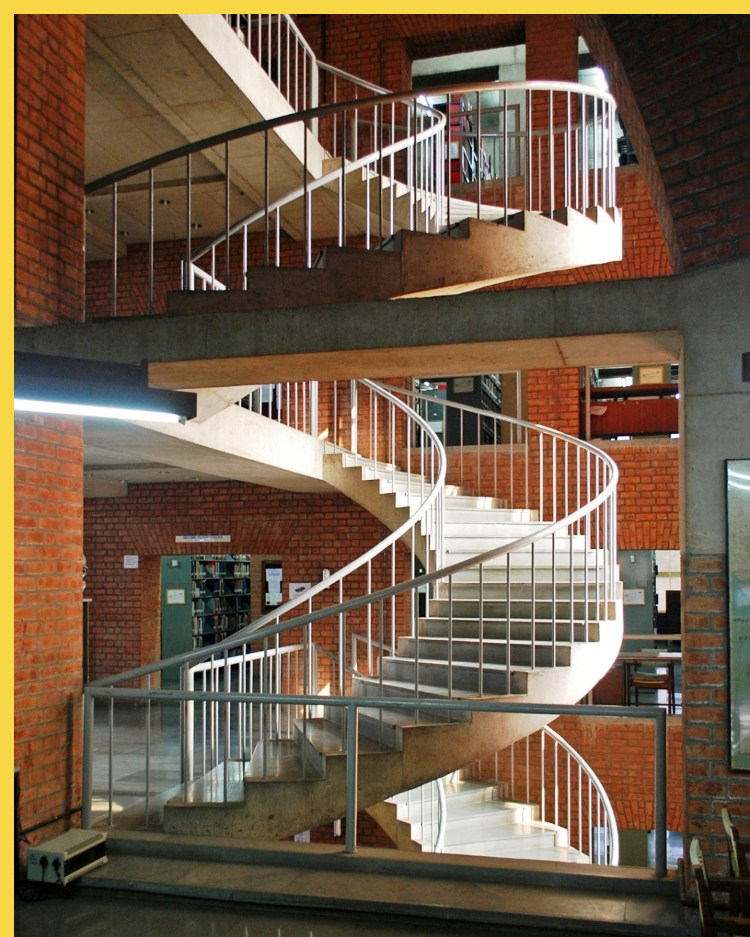 bioclimatique fluidite des espaces l'Indian Institute of Management à Ahmedabad par Kahn en 1974 : escalier à l'intérieur de la bibliothèque