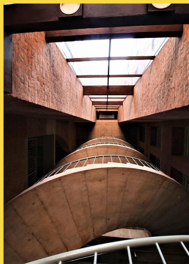 bioclimatique fluidite des espaces l'Indian Institute of Management à Ahmedabad par Kahn en 1974 : escalier à l'intérieur de la bibliothèque