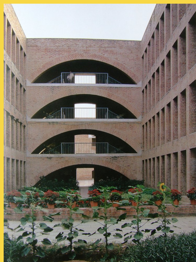 bioclimatique fluidite des espaces l'Indian Institute of Management à Ahmedabad par Kahn en 1974 : l'une des cours des bureaux administratifs