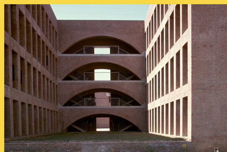 bioclimatique fluidite des espaces l'Indian Institute of Management à Ahmedabad par Kahn en 1974 : l'une des cours des bureaux administratifs
