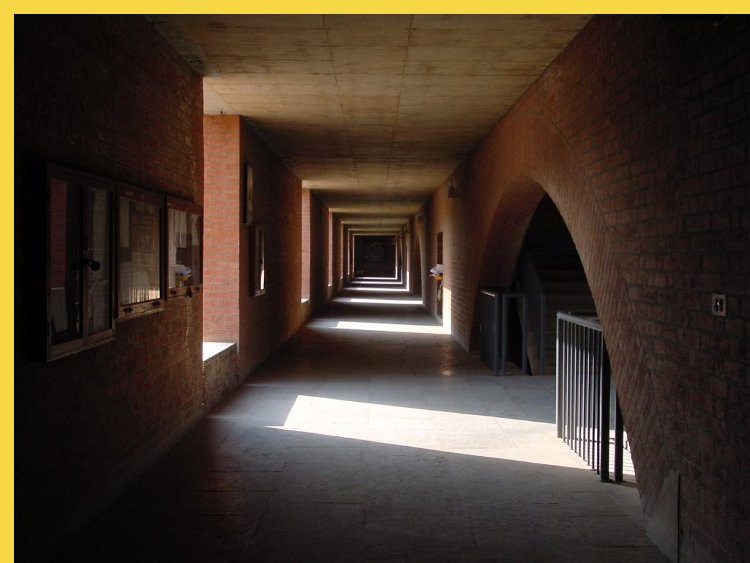bioclimatique fluidite des espaces l'Indian Institute of Management à Ahmedabad par Kahn en 1974 : coursive de circulation entre les bureaux administratifs