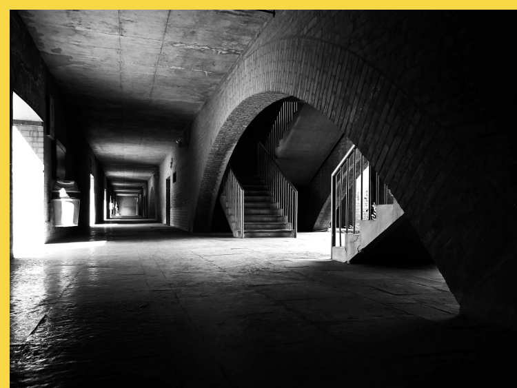 bioclimatique fluidite des espaces l'Indian Institute of Management à Ahmedabad par Kahn en 1974 : coursive de circulation entre les bureaux administratifs