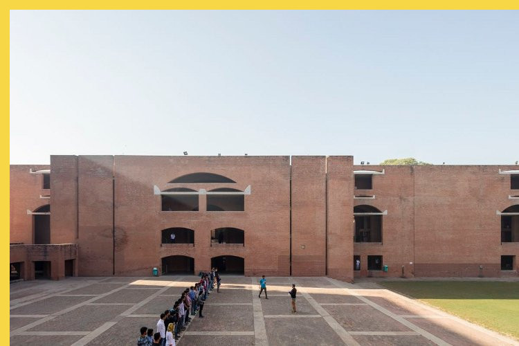 bioclimatique fluidite des espaces l'Indian Institute of Management à Ahmedabad par Kahn en 1974 : l'escalier de desserte des amphithéâtres depuis la Plazza Kahn
