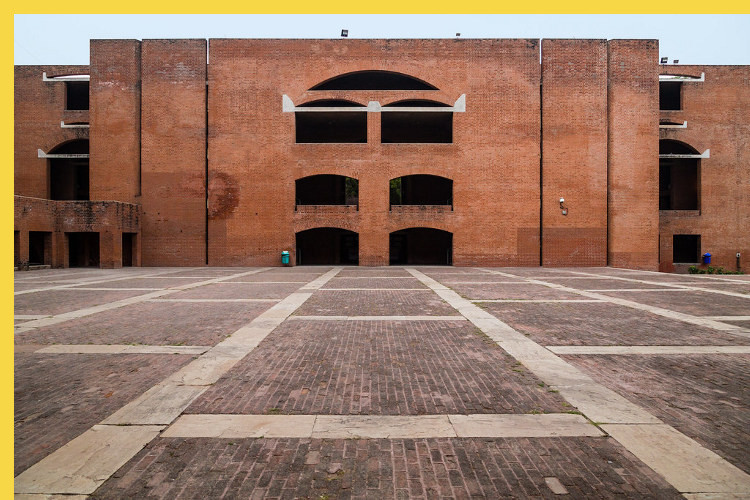 bioclimatique fluidite des espaces l'Indian Institute of Management à Ahmedabad par Kahn en 1974 : l'escalier de desserte des amphithéâtres depuis la Plazza Kahn