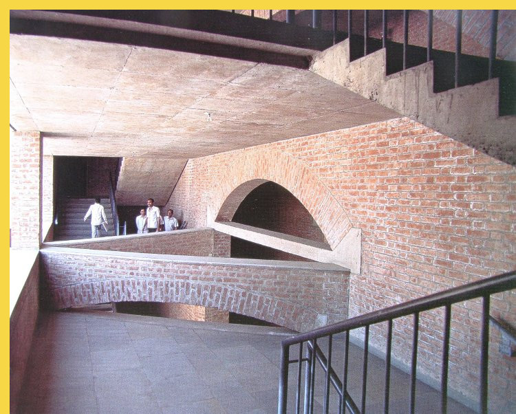 bioclimatique fluidite des espaces l'Indian Institute of Management à Ahmedabad par Kahn en 1974 : dans l'escalier de desserte des amphithéâtres depuis la Plazza Kahn