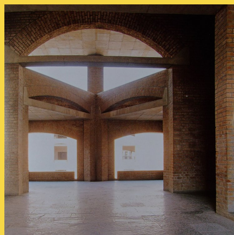 bioclimatique fluidite des espaces l'Indian Institute of Management à Ahmedabad par Kahn en 1974 : dans l'escalier de desserte des amphithéâtres depuis la Plazza Kahn