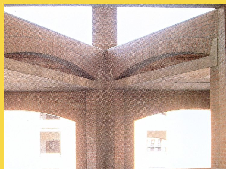 bioclimatique fluidite des espaces l'Indian Institute of Management à Ahmedabad par Kahn en 1974 : dans l'escalier de desserte des amphithéâtres depuis la Plazza Kahn