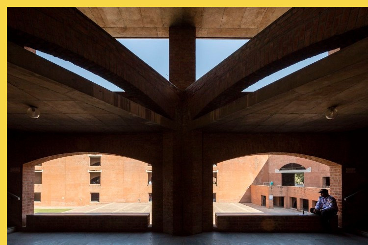bioclimatique fluidite des espaces l'Indian Institute of Management à Ahmedabad par Kahn en 1974 : dans l'escalier de desserte des amphithéâtres depuis la Plazza Kahn