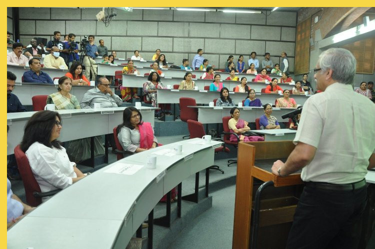 bioclimatique fluidite des espaces l'Indian Institute of Management à Ahmedabad par Kahn en 1974 : salle de cours
