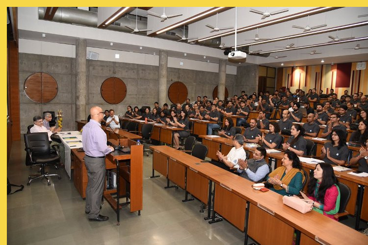 bioclimatique fluidite des espaces l'Indian Institute of Management à Ahmedabad par Kahn en 1974 : salle de cours