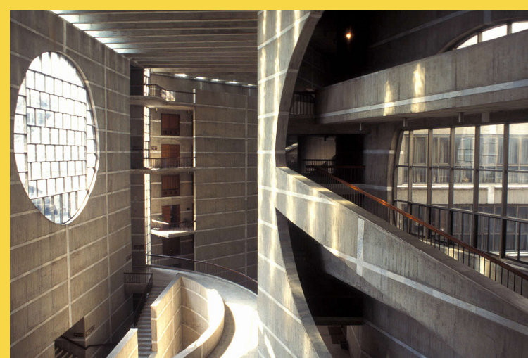 bioclimatique fluidité spatiale : le Capitole du Bangladesh à Dhaka par Kahn en 1982 ;
  ici la relation spatiale entre les espaces collectifs à gauche et l'hémicycle du parlement à droite