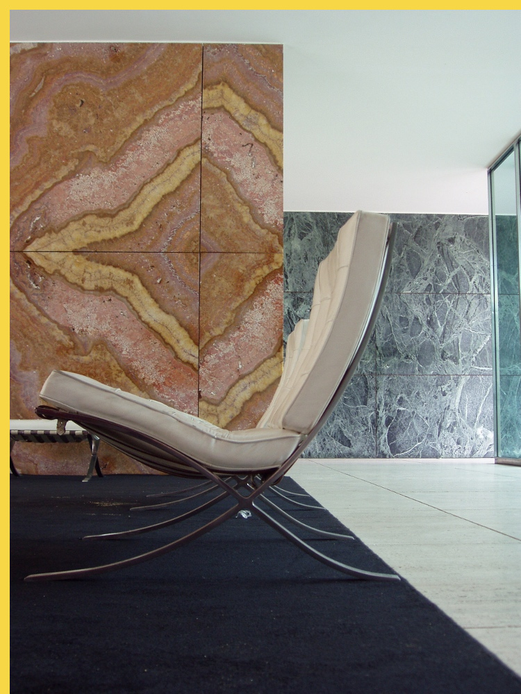 bioclimatique fluidité des espaces Pavillon de l'Allemagne à Barcelone par Mies van der Rohe en 1929 : les sièges de Mies et Lilly Reich devant la cloison d'onyx