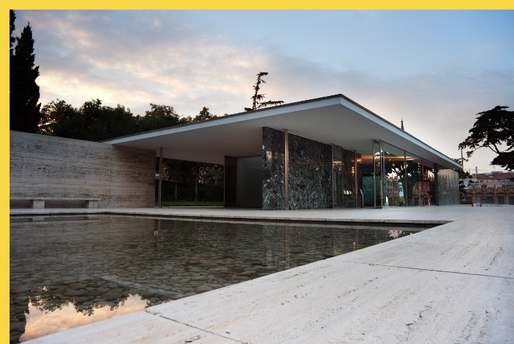 bioclimatique fluidité des espaces Pavillon de l'Allemagne à Barcelone par Mies van der Rohe en 1929 : la cour et le bassin centraux devant le pavillon principal