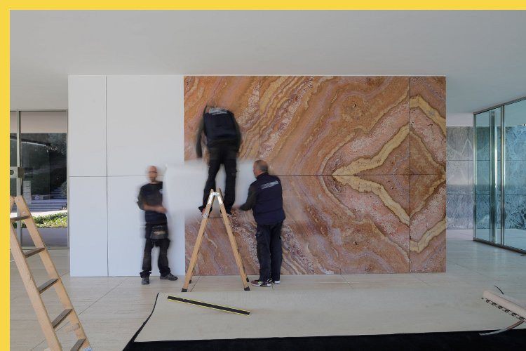 bioclimatique fluidité des espaces Pavillon de l'Allemagne à Barcelone par Mies van der Rohe en 1929 : la cloison d'onyx