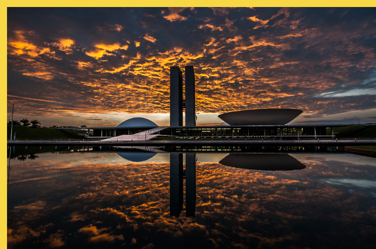 le Congrès National à Brasilia par Niemeyer en 1960 : vue générale