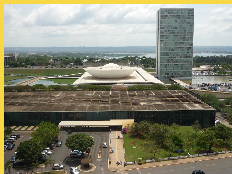le Congrès National à Brasilia par Niemeyer en 1960 : vue latérale