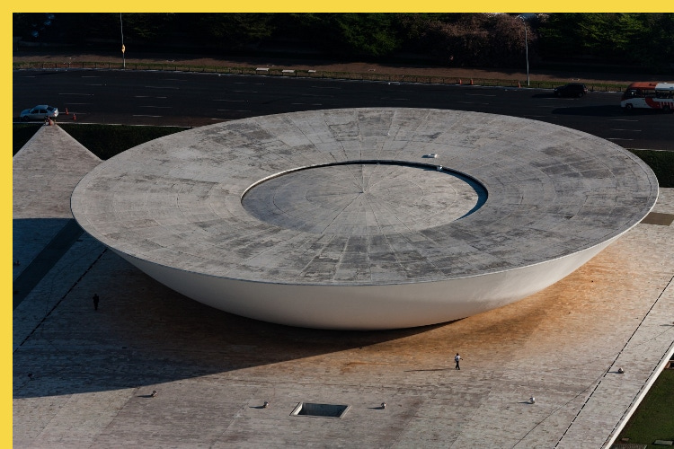 le Congrès National à Brasilia par Niemeyer en 1960 : la Chambre des députés vue du ciel