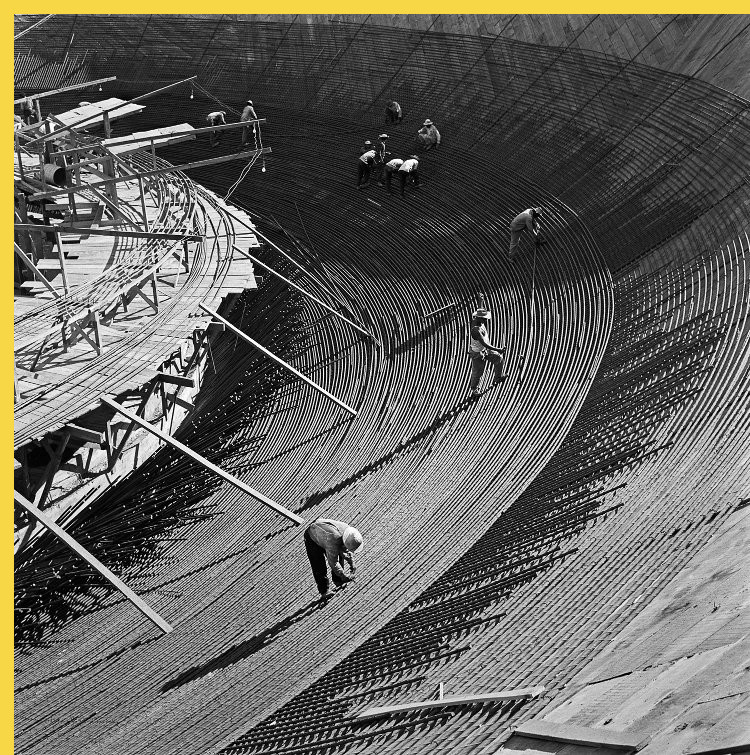 le Congrès National à Brasilia par Niemeyer en 1960 : construction de la coupole concave de la Chambre des députés en 1958