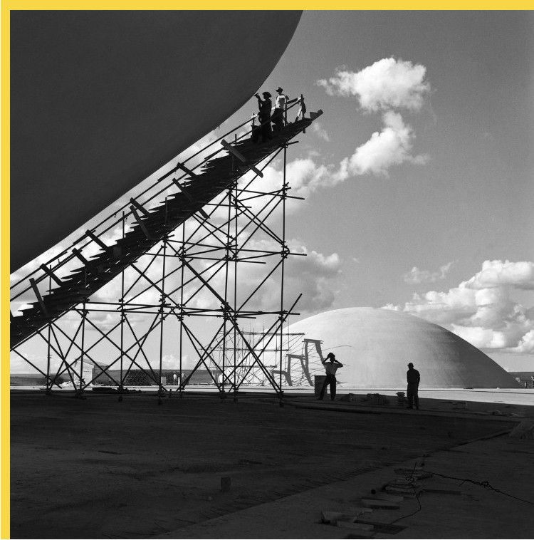 le Congrès National à Brasilia par Niemeyer en 1960 : construction de la coupole concave de la Chambre des députés en 1959, au fond la coupole du Sénat