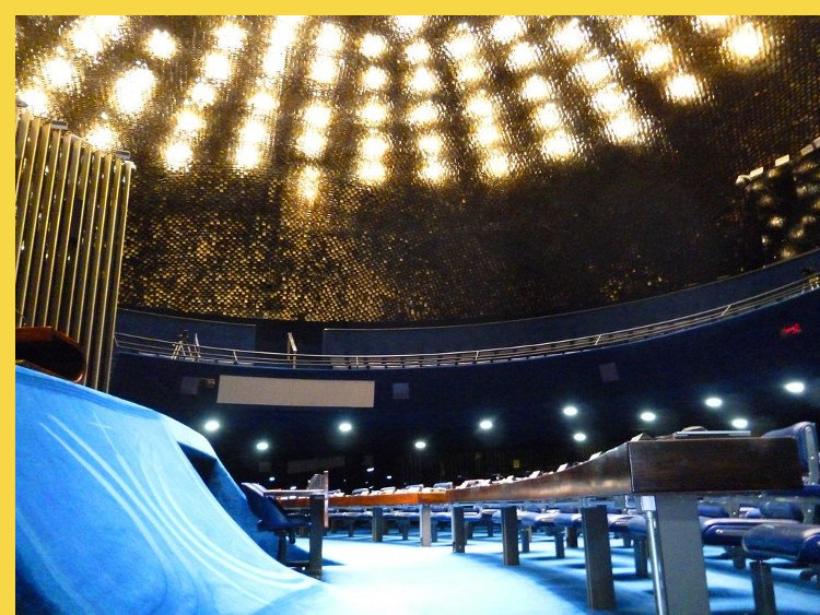 le Congrès National à Brasilia par Niemeyer en 1960 : le dôme de la Chambre des sénateurs