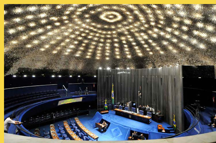 le Congrès National à Brasilia par Niemeyer en 1960 : sous le dôme de la Chambre des sénateurs