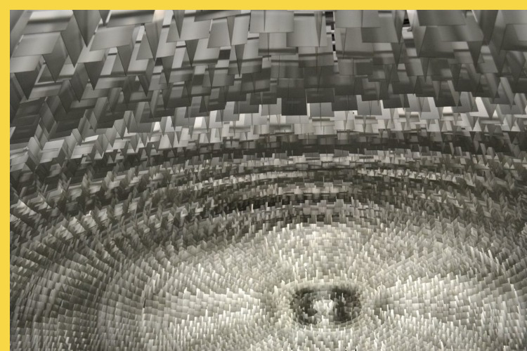 le siège du PCF à Paris par Niemeyer en 1980 : détail du dôme de l'auditorium ce n'est plus un « mur-rideau » mais un « plafond-rideau »