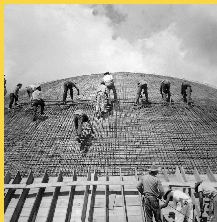 le Congrès National à Brasilia par Niemeyer en 1960 : construction de la coupole convexe de la Chambre du Sénat en 1958