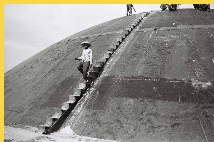 le Congrès National à Brasilia par Niemeyer en 1960 : construction de la coupole convexe de la Chambre du Sénat en 1958