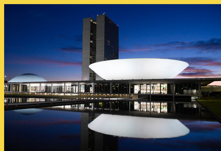 le Congrès National à Brasilia par Niemeyer en 1960 : vue générale de nuit
