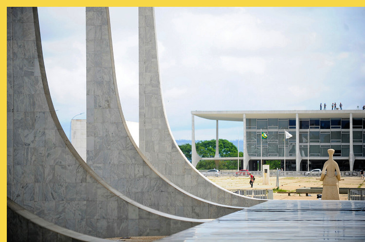 fluidite des espaces Tribunal suprême à Brasilia par Niemeyer en 1960 : le palais Planalto du gouvernement vu depuis la Cour Suprême fédérale