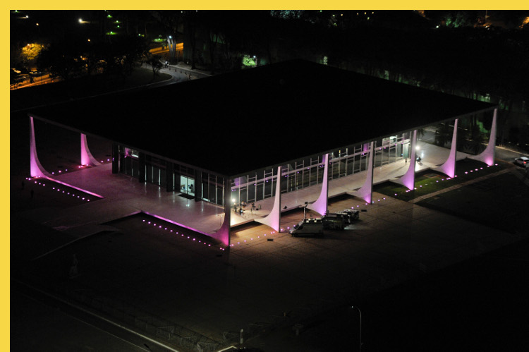 fluidite des espaces Tribunal suprême à Brasilia par Niemeyer en 1960 : vue aérienne de nuit