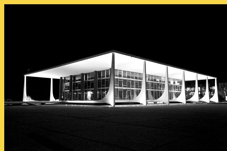 fluidite des espaces Tribunal suprême à Brasilia par Niemeyer en 1960 : vue générale de nuit