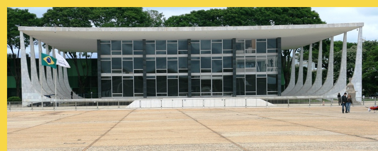 fluidite des espaces Tribunal suprême à Brasilia par Niemeyer en 1960 : la façade principale est très différente de celle des USA