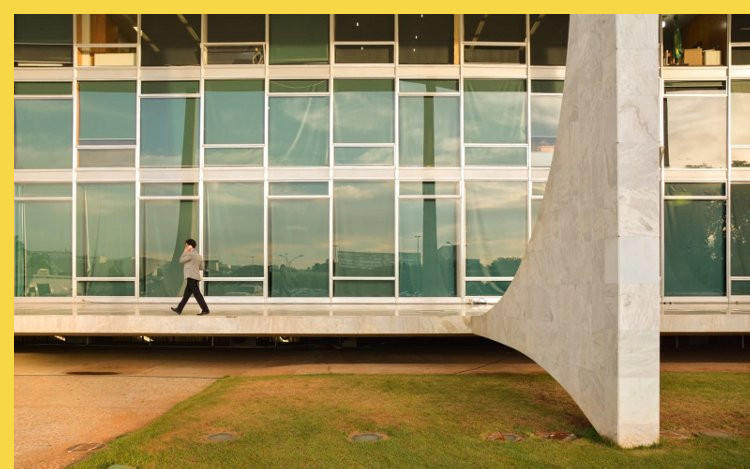 fluidite des espaces Tribunal suprême à Brasilia par Niemeyer en 1960 : les murs-rideaux de la façade latérale le long de la galerie périphérique