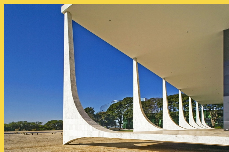 fluidite des espaces Tribunal suprême à Brasilia par Niemeyer en 1960 : les supports de la galerie périphérique de jour