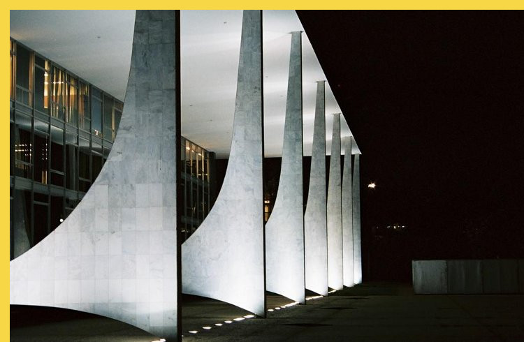 fluidite des espaces Tribunal suprême à Brasilia par Niemeyer en 1960 : les supports de la galerie périphérique de nuit