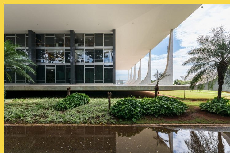fluidite des espaces Tribunal suprême à Brasilia par Niemeyer en 1960 : façade arrière du bâtiment