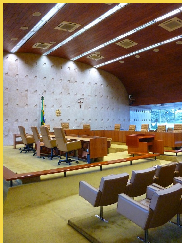 fluidite des espaces Tribunal suprême à Brasilia par Niemeyer en 1960 : salle d'audience plénière