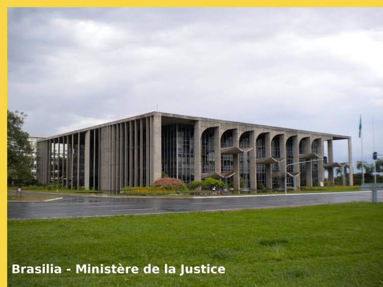 fluidite des espaces Palais de la Justice (Ministère de la J.) à Brasilia par Niemeyer en 1960