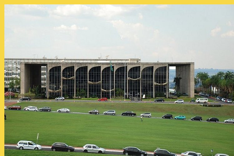 le Palais de la Justice (Ministère de la J.) à Brasilia par Niemeyer en 1960 : transparences, formes fluides de béton armé, mais aussi évaporation de l'eau ainsi rafraîchie