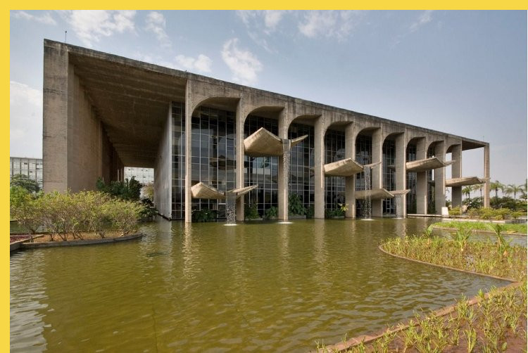 le Palais de la Justice (Ministère de la J.) à Brasilia par Niemeyer en 1960 : transparences, formes fluides de béton armé, mais aussi évaporation de l'eau ainsi rafraîchie