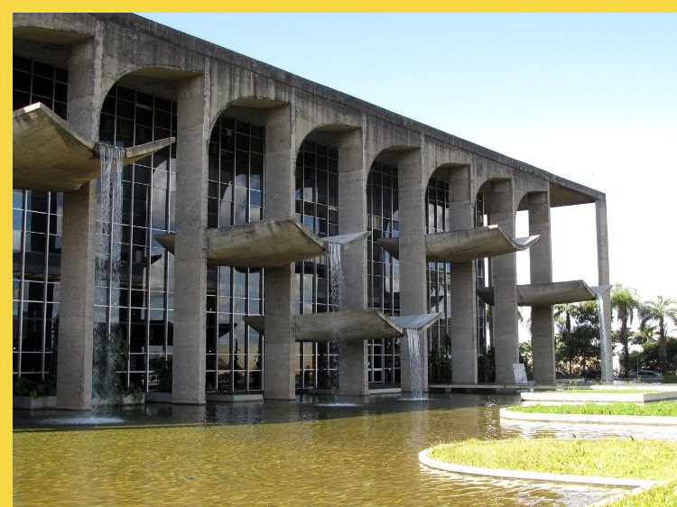 le Palais de la Justice (Ministère de la J.) à Brasilia par Niemeyer en 1960 : transparences, formes fluides de béton armé, mais aussi évaporation de l'eau ainsi rafraîchie