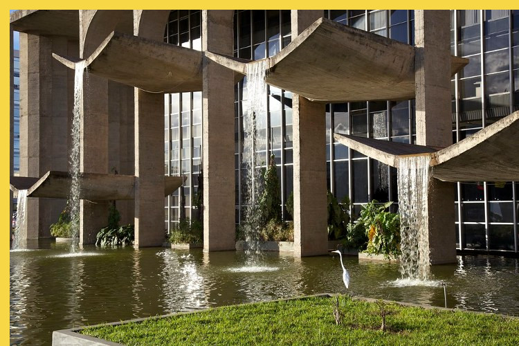 le Palais de la Justice (Ministère de la J.) à Brasilia par Niemeyer en 1960 : transparences, formes fluides de béton armé, mais aussi évaporation de l'eau ainsi rafraîchie