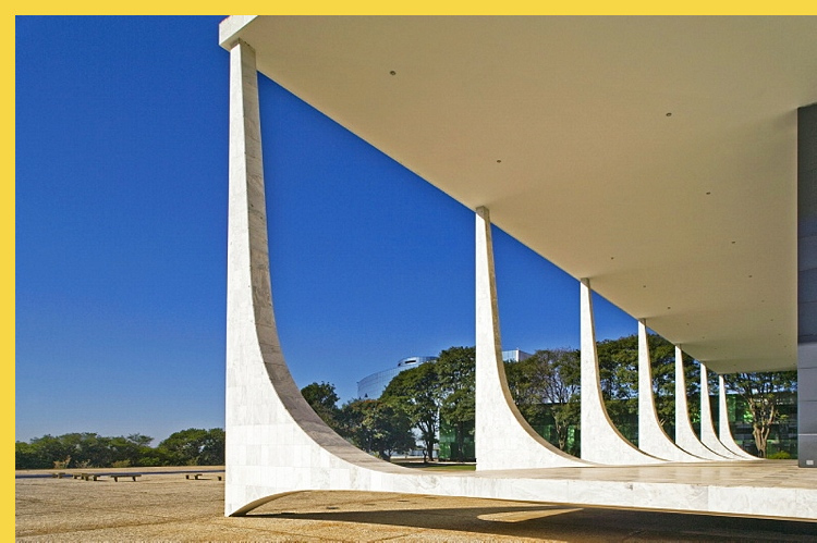 fluidite des espaces palais du Tribunal suprême fédéral du Brésil à Brasilia par Niemeyer en 1960 : la fluidité des formes de béton armé au service d'un dessin moderne