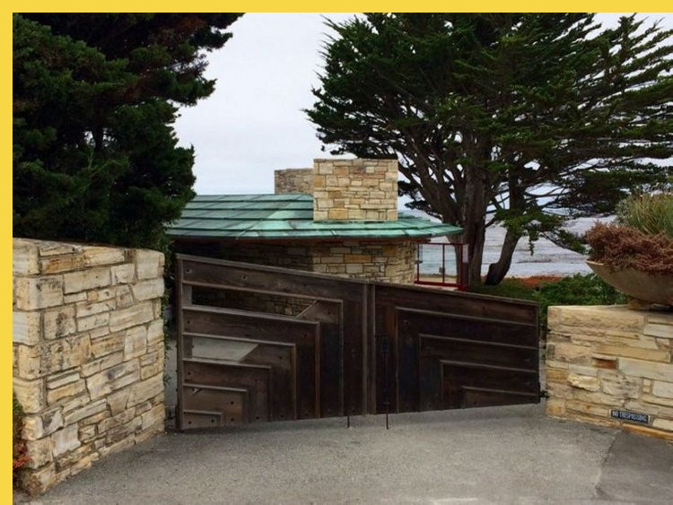 bioclimatique fluidite des espaces Walker House Carmel par Wright en 1948 : portail sur rue