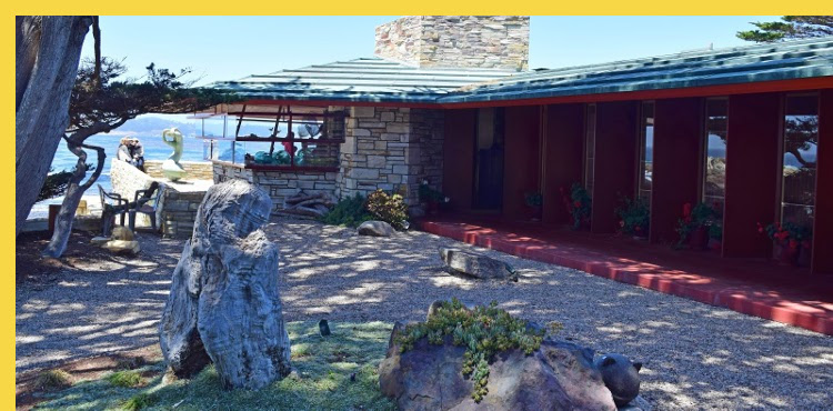 bioclimatique fluidite des espaces Walker House Carmel par Wright en 1948 : la galerie de la façade sud est protégée par des pare-soleil verticaux