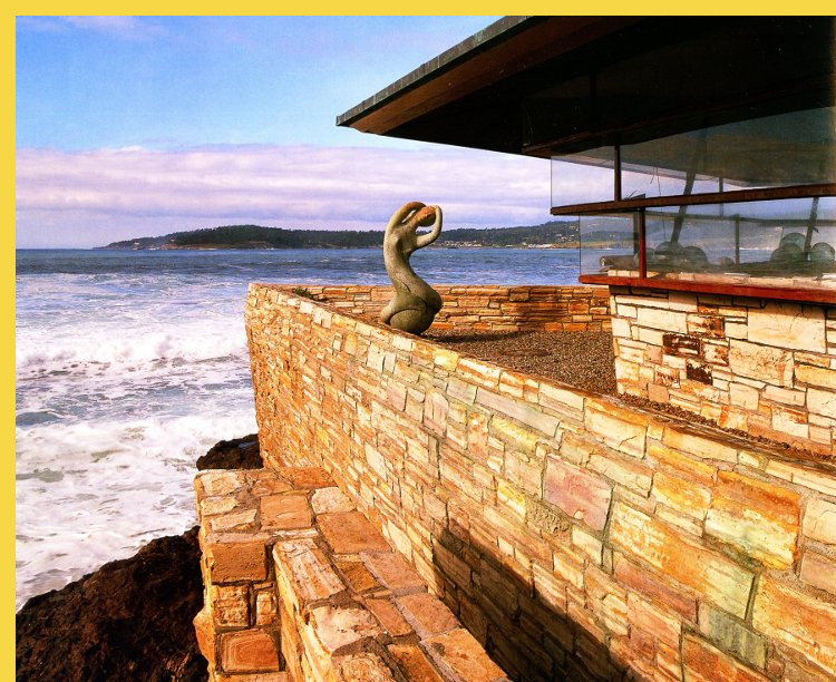 bioclimatique fluidite des espaces Walker House Carmel par Wright en 1948 : la coursive sud le long du séjour (la sculpture pivote sur un axe vertical)