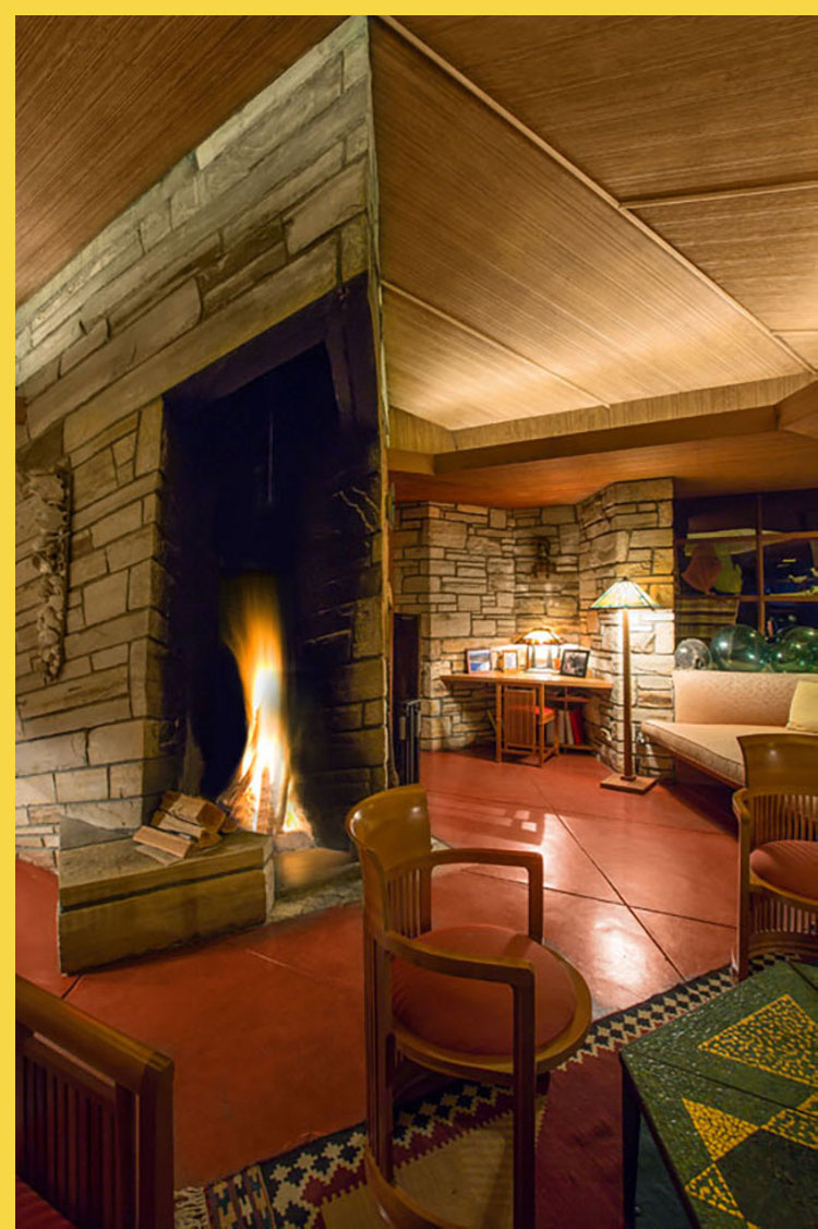 bioclimatique fluidite des espaces Walker House Carmel par Wright en 1948 : la cheminée triangulaire saille dans le séjour